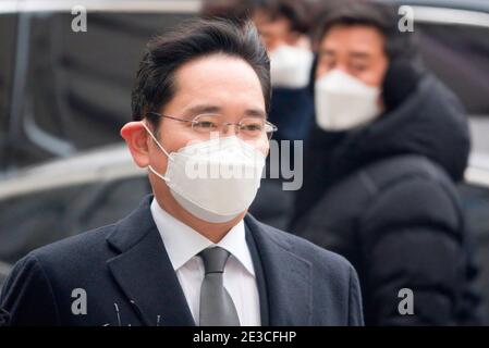 Séoul, Corée du Sud. 18 janvier 2021. Lee Jae-Yong ou Jay y Lee (52), vice-président de Samsung Electronics, arrive à la haute Cour de Séoul pour assister à une audience de détermination de la peine. La haute Cour de Séoul a condamné lundi l'héritier Samsung à deux ans et demi de prison dans un procès pour corruption impliquant l'ancien président sud-coréen Park Geun-hye et lui a ordonné de retourner en prison. Crédit : SOPA Images Limited/Alamy Live News Banque D'Images