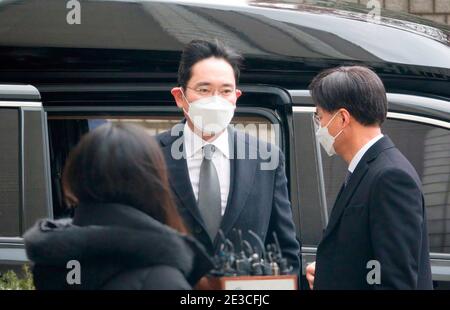 Séoul, Corée du Sud. 18 janvier 2021. Lee Jae-Yong ou Jay y Lee (52), vice-président de Samsung Electronics, arrive à la haute Cour de Séoul pour assister à une audience de détermination de la peine. La haute Cour de Séoul a condamné lundi l'héritier Samsung à deux ans et demi de prison dans un procès pour corruption impliquant l'ancien président sud-coréen Park Geun-hye et lui a ordonné de retourner en prison. Crédit : SOPA Images Limited/Alamy Live News Banque D'Images