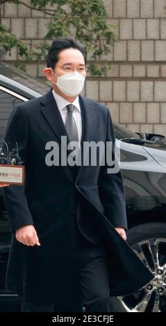 Séoul, Corée du Sud. 18 janvier 2021. Lee Jae-Yong ou Jay y Lee (52), vice-président de Samsung Electronics, arrive à la haute Cour de Séoul pour assister à une audience de détermination de la peine. La haute Cour de Séoul a condamné lundi l'héritier Samsung à deux ans et demi de prison dans un procès pour corruption impliquant l'ancien président sud-coréen Park Geun-hye et lui a ordonné de retourner en prison. Crédit : SOPA Images Limited/Alamy Live News Banque D'Images