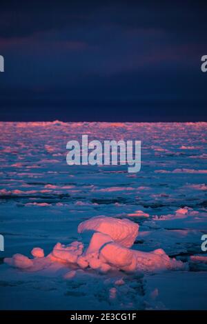 Coucher de soleil sur la glace de la mer arctique, détroit de Fram, entre le Groenland et le Svalbard, septembre 2009. En août 2012, la glace de mer de l'Arctique a atteint un minimum record - ce sera le cas Banque D'Images