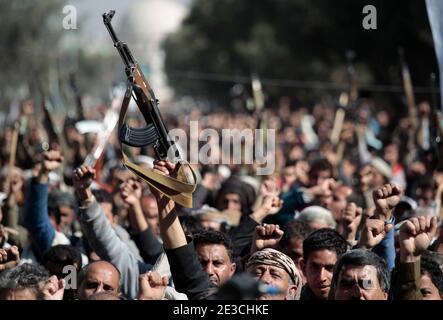 Sanaa, Yémen. 18 janvier 2021. Les partisans houthistes prennent part à une manifestation devant l'ambassade américaine à Sanaa contre les États-Unis suite à sa décision de désigner le mouvement des rebelles houthistes comme une organisation terroriste étrangère. Credit: Hani al-ANSI/dpa/Alay Live News Banque D'Images