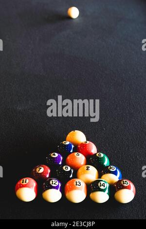 Des boules de billard sont disposées juste avant la pause. Cette image a été conçue comme un hommage à la couverture de l'album de Rush en 2112, lorsque Neil Peart est décédé la veille. Banque D'Images