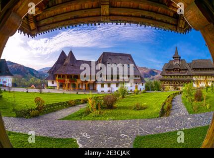 Vue panoramique sur la maison et le jardin du monastère chrétien Barsana dans le comté de Maramures, en Roumanie Banque D'Images