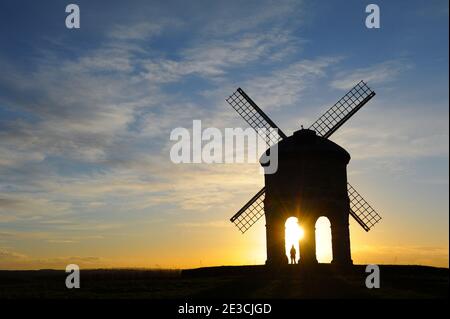 Coucher de soleil au Moulin à vent de Chesterton dans le Warwickshire Banque D'Images