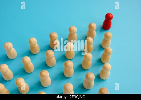 Figurine rouge à la tête des figues en bois. Concept de leadership et de travail d'équipe. Banque D'Images