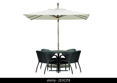 Table de salle à manger extérieure et chaises avec parasol carré isolé Arrière-plan blanc Banque D'Images