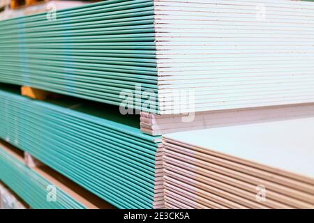 Palette avec plaques de plâtre dans le magasin de l'entrepôt du bâtiment. Empilage de panneaux de gypse blancs, de cloisons sèches ou de plaques de plâtre. Plaques de plâtre Banque D'Images