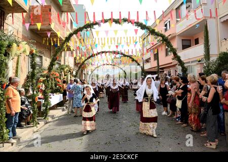 Italie, Sardaigne, Selargius: Fête traditionnelle à l'occasion de la 58e édition du Sposalizio Selargino, mariage traditionnel, . Parade à travers t Banque D'Images