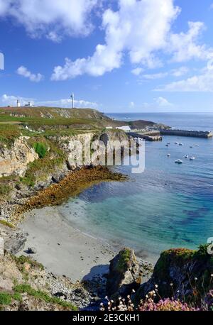 Ile d'Ouessant, Ile d'Ushant (au large des côtes de la Bretagne, au nord-ouest de la France) : crique et falaises le long de la côte