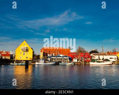 Petit port de Karrebaeksminde avec bateaux dans les zones rurales du Danemark Banque D'Images