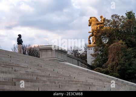 Washington, États-Unis. 18 janvier 2021. Un agent de police de Caroline du Nord garde près du mémorial de Lincoln car la sécurité est très élevée avant l'inauguration de Joe Biden à Washington, DC, le lundi 18 janvier 2021. La sécurité est encore plus stricte compte tenu des récents événements où les foules de MAVA pro-Trump ont franchi le périmètre de sécurité et ont pénétré le Capitole des États-Unis le 6 janvier. Photo de Ken Cedeno/UPI crédit: UPI/Alay Live News Banque D'Images