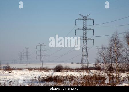 Pylônes électriques dans un paysage enneigé Banque D'Images