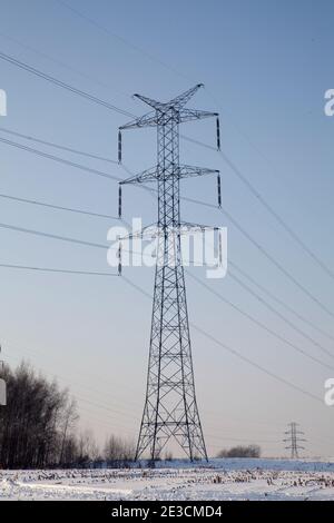 Pylônes électriques dans un paysage enneigé Banque D'Images