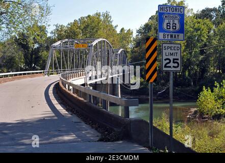 Ce pont historique, construit en 1923, portait l'alignement original de la route 66 sur la rivière Big Piney, dans le village de Devils Elbow, Missouri. Banque D'Images