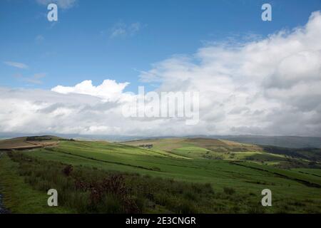 Des nuages orageux traversent Black Hill et Whaley Moor en été Près de Disley Cheshire vu de la colline de Sponds de Gritstone Lyme Cheshire de Handley Banque D'Images