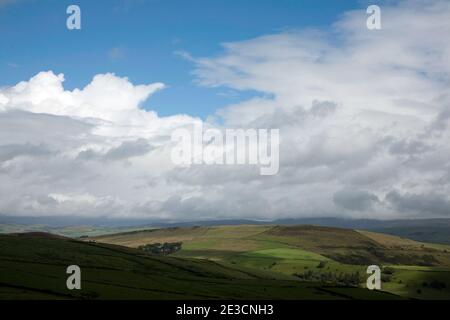 Des nuages orageux traversent Black Hill et Whaley Moor en été Près de Disley Cheshire vu de la colline de Sponds de Gritstone Lyme Cheshire de Handley Banque D'Images