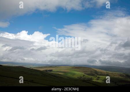 Des nuages orageux traversent Black Hill et Whaley Moor en été Près de Disley Cheshire vu de la colline de Sponds de Gritstone Lyme Cheshire de Handley Banque D'Images