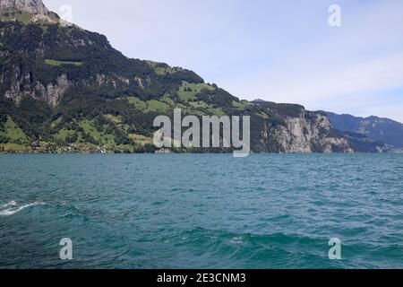 La colline est légèrement visible dans la distance. Cette vue est visible depuis le lac de Lucerne. Banque D'Images