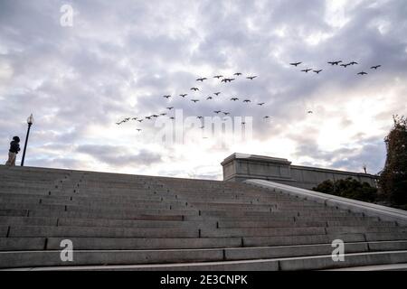 Washington, États-Unis. 18 janvier 2021. Les oies volent au-dessus de la tête en tant qu'officier de police de Caroline du Nord se tient près du mémorial de Lincoln car la sécurité est très élevée avant l'inauguration de Joe Biden à Washington, DC, le lundi 18 janvier 2021. La sécurité est encore plus stricte compte tenu des récents événements où les foules de MAVA pro-Trump ont franchi le périmètre de sécurité et ont pénétré le Capitole des États-Unis le 6 janvier. Photo de Ken Cedeno/UPI crédit: UPI/Alay Live News Banque D'Images