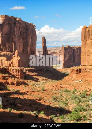 Les imposantes falaises de couleur rougeâtre de Park Avenue dans le parc national d'Archers, Utah. On dit que cette partie du parc ressemble à une promenade dans une rue Banque D'Images