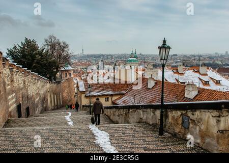 Les gens qui se promènent au rez-de-chaussée du château de Prague à la petite ville, République tchèque. Vue panoramique sur les bâtiments historiques, les toits rouges, les églises Banque D'Images