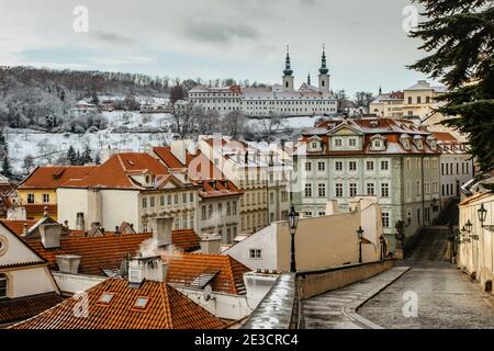 Vue panoramique de Prague depuis le château de Prague par temps froid, République tchèque.Panorama d'hiver de Prague.Journée de neige dans la ville.incroyable paysage urbain européen fr Banque D'Images