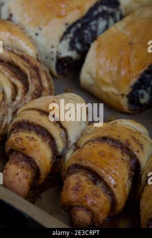 Pâtisseries riches. Les petits pains sont sur une plaque de cuisson. Remplissage avec des graines de pavot, des noix. Gros plan. Banque D'Images