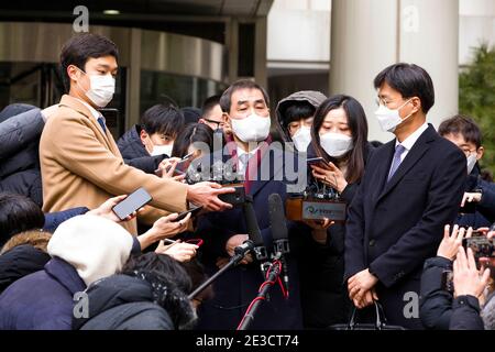 Séoul, Bucheon, Corée du Sud. 18 janvier 2021. Un avocat du président de Samsung Lee Jae-Yong quitte la haute Cour de Séoul lundi, après que le tribunal ait condamné Lee à 30 mois pour des accusations de corruption liées à l'administration de l'ancien président en accusation Park Geun-hye. Credit: Jintak Han/ZUMA Wire/Alay Live News Banque D'Images