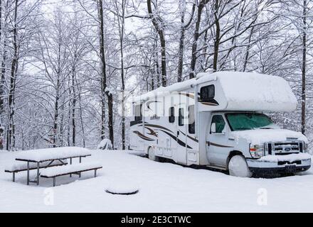 Le 17 janvier 2021 - Roxton Falls, QC, Canada : un véhicule de camping Sunseeker stationné dans un camping pendant une tempête de neige, hivernage, entreposage pour la saison hivernale Banque D'Images