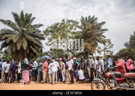 Kampala, région centrale, Ouganda. 15 janvier 2021. Les électeurs se font la queue devant le chef de l'opposition, Bobi Wine, qui porte le vrai nom du bureau de vote local de Robert Kyagulanyi à Magere, dans la banlieue de Kampala, pour voter aux élections présidentielles. Les élections ougandaises, le 14 janvier 2021, ont été les plus tendues depuis des décennies. Crédit : Sally Hayden/SOPA Images/ZUMA Wire/Alay Live News Banque D'Images