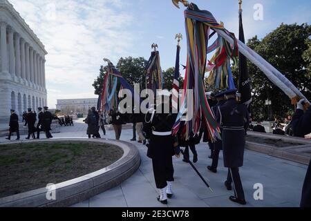 Les membres de la tête militaire à l'intérieur du capitole des États-Unis à Washington, DC, le lundi 18 janvier 2021, après une répétition de la tenue vestimentaire pour la 59ème cérémonie inaugurale a été évacuée en raison d'une menace.Credit: Greg Nash/Pool via CNP /MediaPunch Banque D'Images