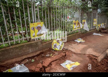 Kampala, région centrale, Ouganda. 15 janvier 2021. Les affiches encourageant les gens à voter pour Yoweri Museveni, qui est au pouvoir depuis 1986, ont été déchirées lors des élections de Nakasero.Ouganda, le 14 janvier 2021, ont été les plus tendues depuis des décennies. Crédit : Sally Hayden/SOPA Images/ZUMA Wire/Alay Live News Banque D'Images