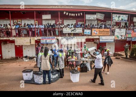 Kampala, région centrale, Ouganda. 15 janvier 2021. Les électeurs se rassemblent pour observer le décompte des bulletins de vote à Bugolobi, à Kampala, dans l'après-midi des élections présidentielles en Ouganda. Les élections en Ouganda, le 14 janvier 2021, ont été les plus tendues depuis des décennies. Crédit : Sally Hayden/SOPA Images/ZUMA Wire/Alay Live News Banque D'Images