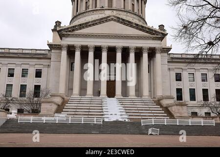 Charleston, États-Unis. 17 janvier 2020. Les préparatifs de l'inauguration du gouverneur de Virginie occidentale, Jim Justice, à la Virginie occidentale, statehouse, qui a été pour la plupart déserté dimanche avant l'inauguration du président élu, Joe Biden. Biden sera inauguré mercredi. Le FBI a mis en garde contre des manifestations potentiellement violentes contre les 50 capitalistes d'État aux États-Unis. Jim Justice a récemment été cité en disant qu'il n'est pas un politicien. Crédit : SOPA Images Limited/Alamy Live News Banque D'Images