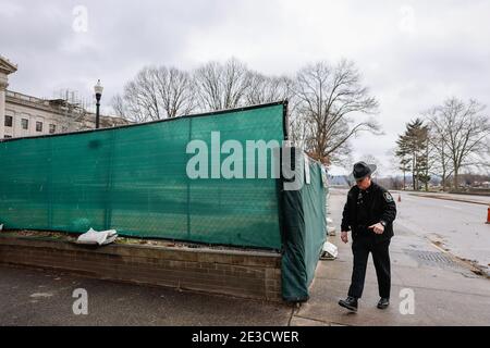 Charleston, États-Unis. 17 janvier 2020. Un membre de la police du Capitole patrouille à pied au statehouse de Virginie-Occidentale, qui a été pour la plupart déserté dimanche avant l'investiture du président élu Joe Biden. Biden sera inauguré mercredi. Le FBI a mis en garde contre des manifestations potentiellement violentes contre les 50 capitalistes d'État aux États-Unis. Crédit : SOPA Images Limited/Alamy Live News Banque D'Images