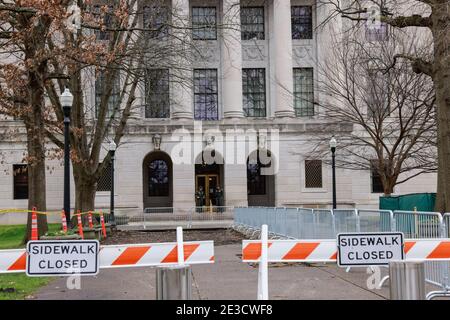 Charleston, États-Unis. 17 janvier 2020. La police a sécurisé le statehouse de Virginie-Occidentale, qui a été pour la plupart déserté dimanche avant l'investiture du président élu Joe Biden. Biden sera inauguré mercredi. Le FBI a mis en garde contre des manifestations potentiellement violentes contre les 50 capitalistes d'État aux États-Unis. Crédit : SOPA Images Limited/Alamy Live News Banque D'Images