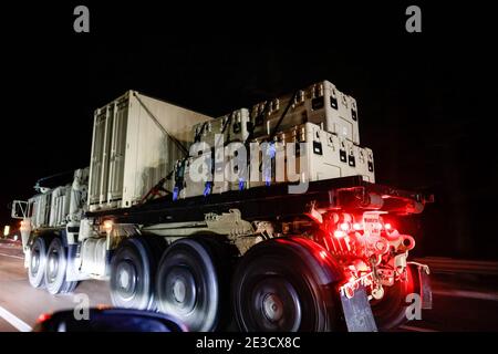 Cumberland, Maryland, États-Unis. 17 janvier 2020. Des membres de la Garde nationale de l'armée de Virginie occidentale se déplacent sur l'Interstate 68 vers Washington, DC où plus de 25,000 soldats de la garde nationale se réunissent en tant que force de sécurité pour l'inauguration du président élu Joe Biden. Biden sera élu le 20 janvier, mais pour la première fois dans l'histoire américaine, la transition des présidents n'est pas pacifique. Le président en exercice Donald J. Trump a été destitué pour la deuxième fois après une insurrection armée au Capitole des États-Unis. Crédit : Jeremy Hogan/SOPA Images/ZUMA Wire/Alay Live News Banque D'Images