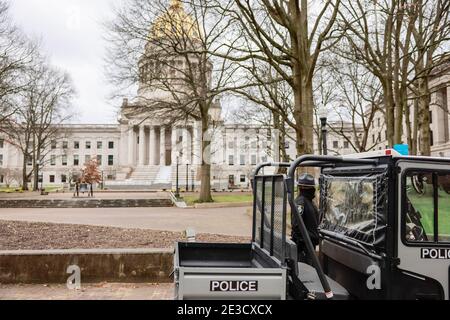 Charleston, Virginie occidentale, États-Unis. 17 janvier 2020. La police a sécurisé le statehouse de Virginie-Occidentale, qui a été pour la plupart déserté dimanche avant l'investiture du président élu Joe Biden. Biden sera inauguré mercredi. Le FBI a mis en garde contre des manifestations potentiellement violentes contre les 50 capitalistes d'État aux États-Unis. Crédit : Jeremy Hogan/SOPA Images/ZUMA Wire/Alay Live News Banque D'Images