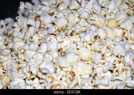 Vue de dessus en gros plan de délicieux pop-corn naturel cuisiné avec du sel dans un conteneur Banque D'Images