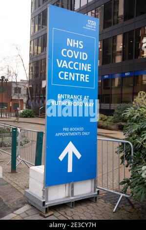 18 janvier 2021. Londres, Royaume-Uni. Un panneau pour le nouveau centre de vaccination COVID-19 à Wembley, dans le nord-ouest de Londres. 10 nouveaux centres de vaccination à grande échelle sont ouverts aujourd'hui, afin de contribuer à l'intensification du programme de vaccination au Royaume-Uni. Photo de Ray Tang. Banque D'Images