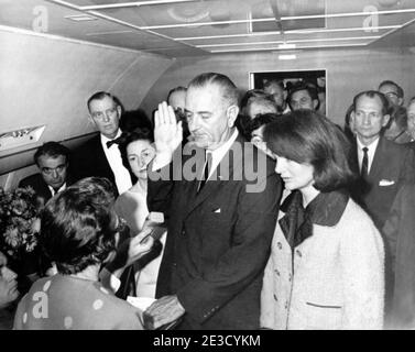 LYNDON JOHNSON prend le serment d'office à bord de l'Air Force One à l'aéroport Love Field de Dallas (Texas), deux heures après l'assassinat du Président John F.Kennedy, le 22 novembre 1963. Sa femme, maintenant la première Dame Bird Johnson à sa droite et Jacqueline Kennedy à sa gauche. Banque D'Images