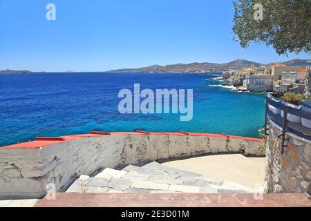 L'île de Syros, vue sur la mer depuis le quartier de Vaporia, un endroit pittoresque dans la ville d'Ermoupolis, la capitale des îles Cyclades qui bénéficient d'une vue magnifique sur la mer Banque D'Images