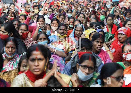 Kolkata, Inde. 18 janvier 2021. Une foule de femmes de plusieurs organisations féminines scandent des slogans pendant la manifestation. Plusieurs organisations de femmes comme AIDWA (All India Democratic Women's Association), AIPWA (All India progressive Women's Association) et AIKSCC (All India Kissan Sangharsh coordination Committee) ont organisé des manifestations et ont défilé dans tout le pays en prévision de la journée de la République cette année, Exprimer sa solidarité avec les protestations des agriculteurs contre le gouvernement indien a imposé de nouvelles lois agricoles à la frontière de Singhu, Delhi. Crédit : SOPA Images Limited/Alamy Live News Banque D'Images