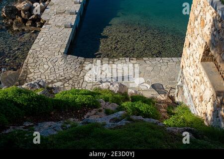 Nafplion, Péloponne, Grèce - 06 janvier 2019 : tables au bord de la mer Banque D'Images