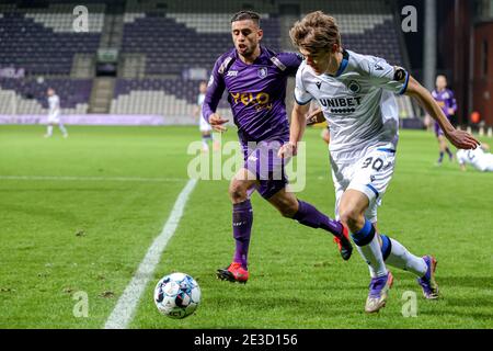 ANVERS, BELGIQUE - JANVIER 17: (G-D): Rede Halimia de Beerschot V.A., Charles de Ketelaere du Club Brugge pendant le match Pro League entre Beersch Banque D'Images