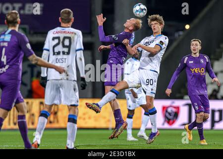 ANVERS, BELGIQUE - JANVIER 17: (G-D): Raphael Holzhauser de Beerschot V.A., Charles de Ketelaere du Club Brugge pendant le match Pro League entre BE Banque D'Images