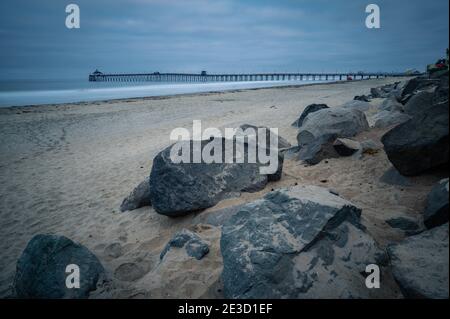 Imperial Beach Pier avec de grands rochers sur la plage Banque D'Images
