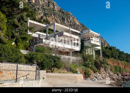 Nafplion, Péloponne, Grèce - 06 janvier 2019 : bâtiment abandonné au bord de la mer Banque D'Images