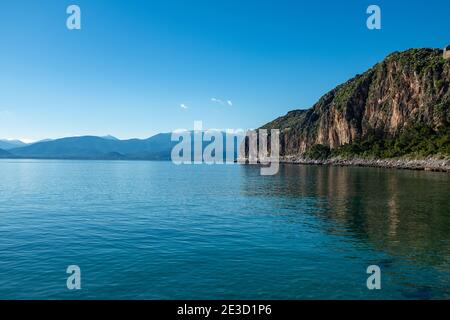 Nafplion, Péloponne, Grèce - 06 janvier 2019 : vue sur la montagne à travers la mer Banque D'Images