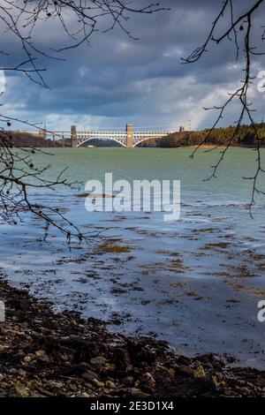 En hiver, en direction de l'est, vers le pont Britannia, au-dessus du détroit de Menai, Anglesey, pays de Galles Banque D'Images